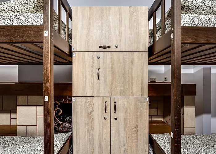 севен Хостел *